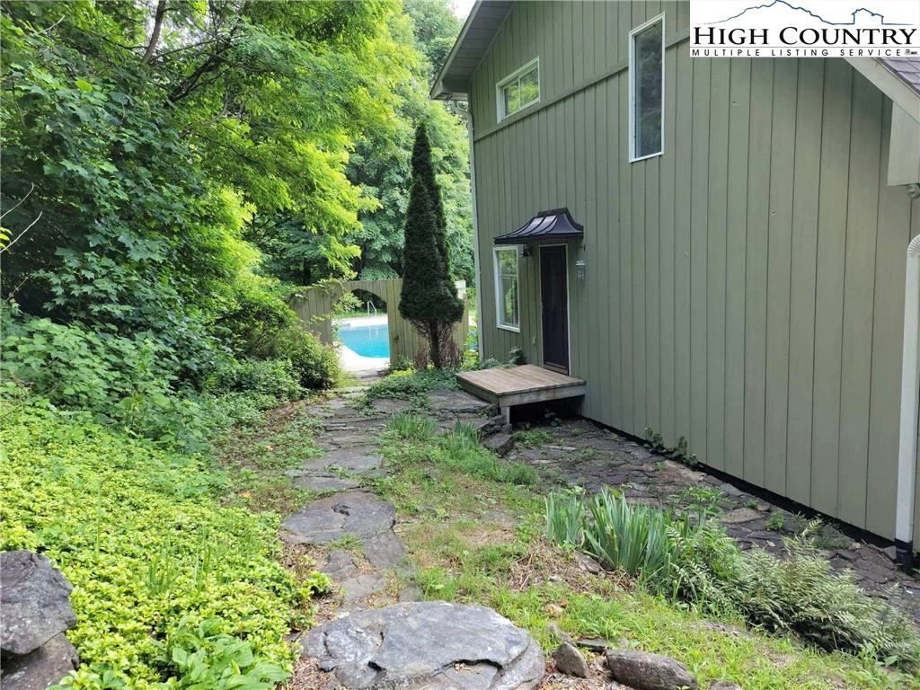 Image number 4 for the current listing