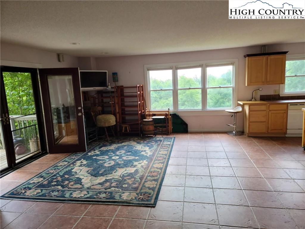Image number 19 for the current listing