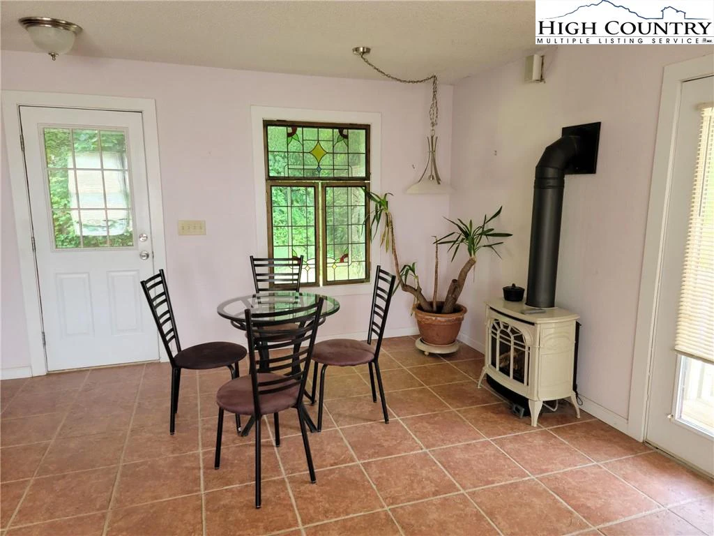 Image number 17 for the current listing