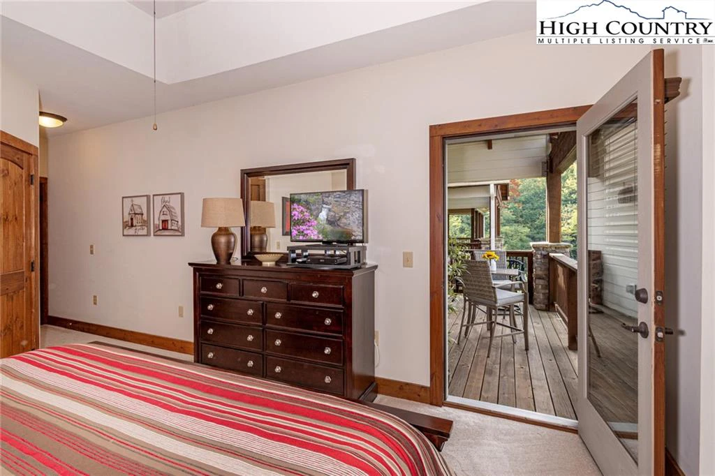 Image number 14 for the current listing