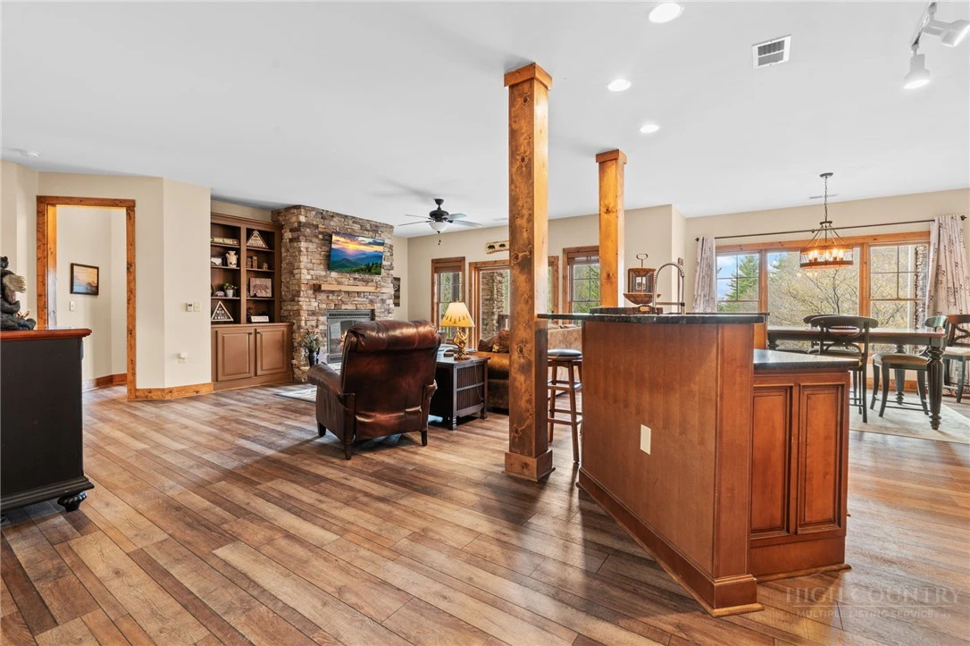 Image number 16 for the current listing