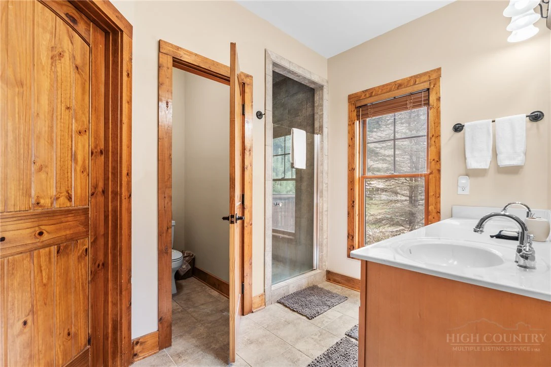 Image number 11 for the current listing