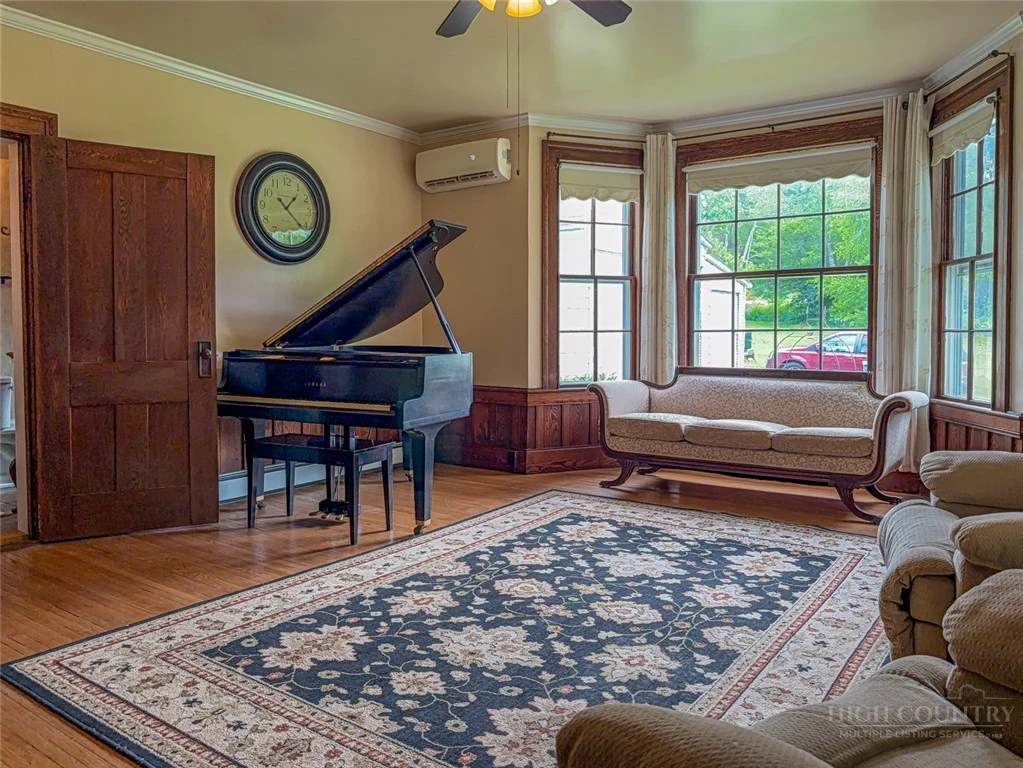 Image number 17 for the current listing