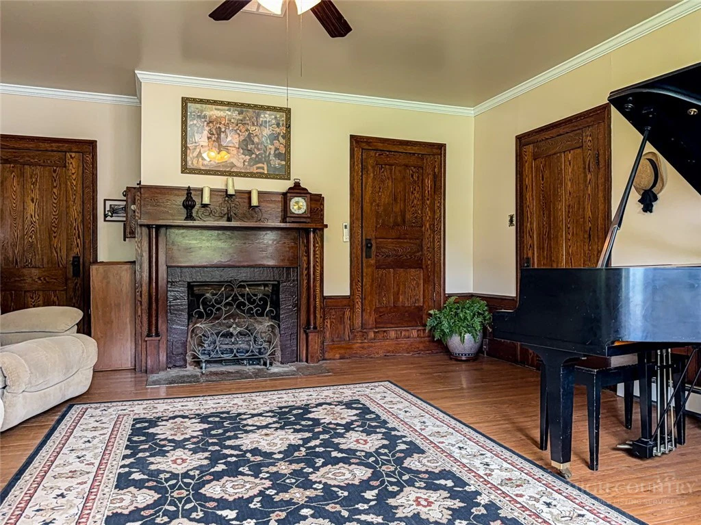 Image number 19 for the current listing