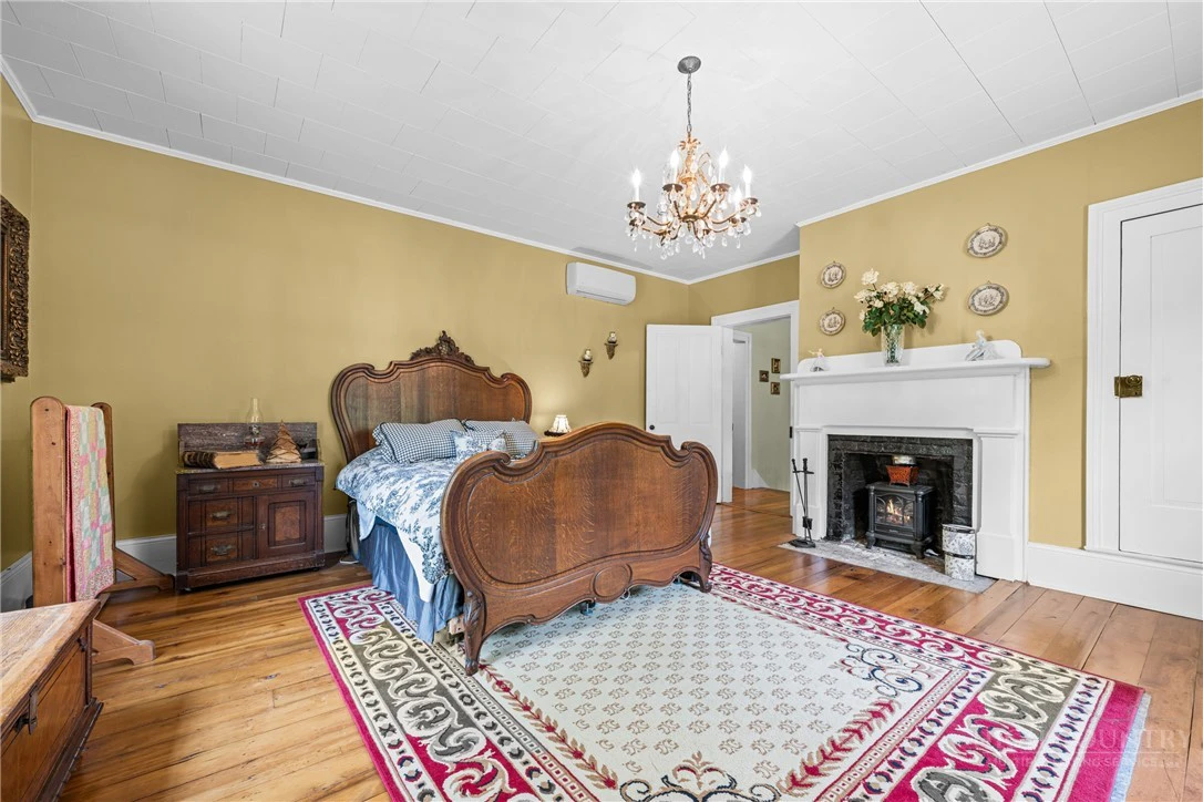 Image number 11 for the current listing