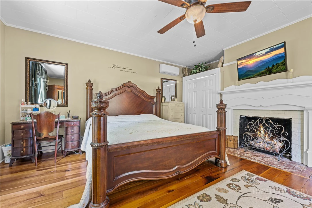 Image number 14 for the current listing