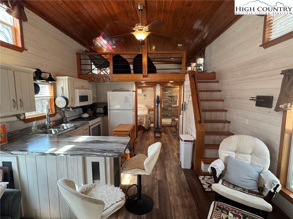 Image number 14 for the current listing