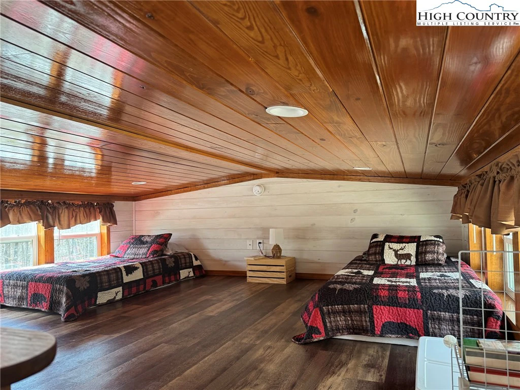 Image number 15 for the current listing