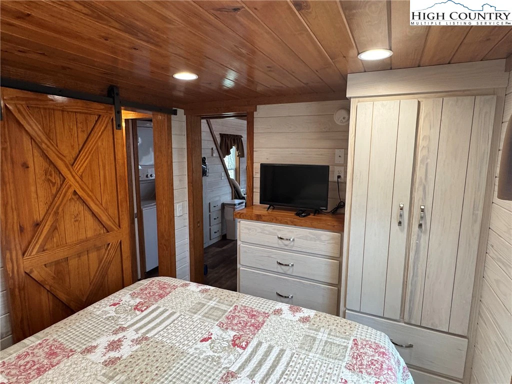 Image number 18 for the current listing