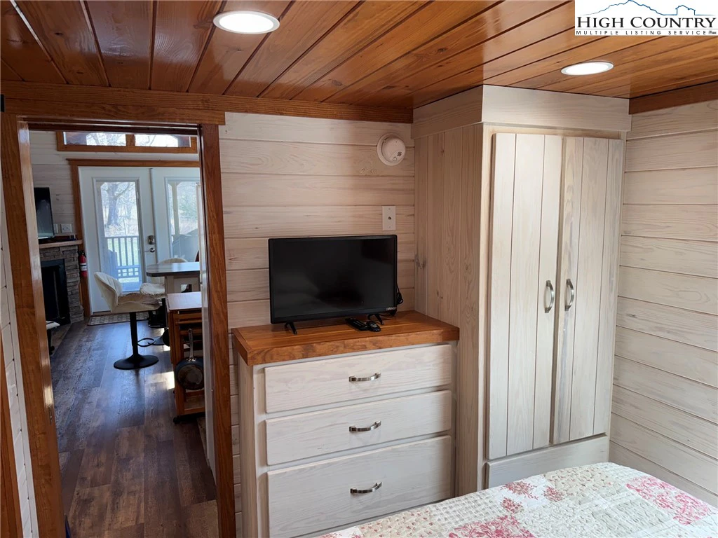Image number 8 for the current listing