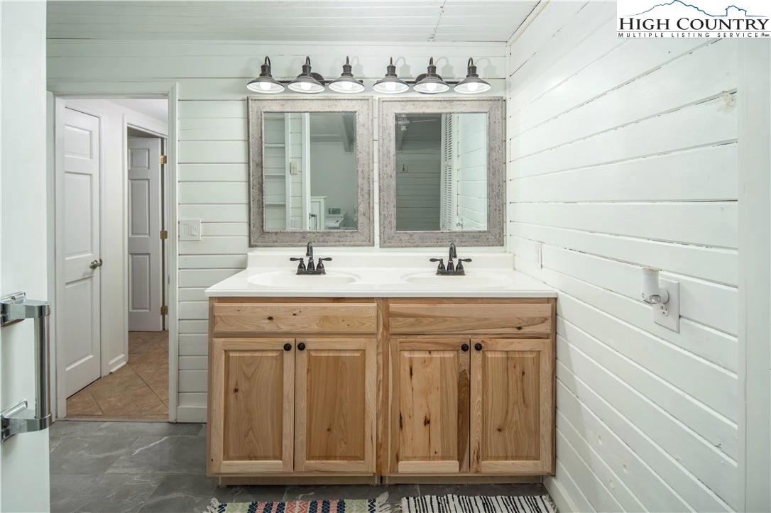 Image number 14 for the current listing