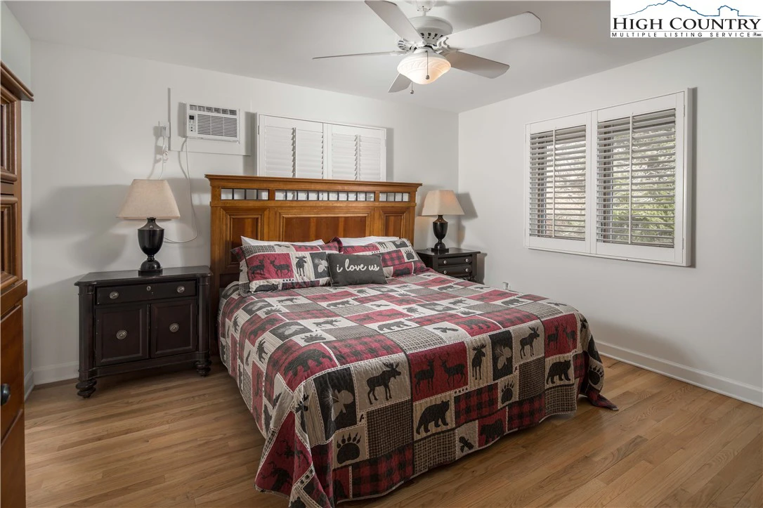 Image number 3 for the current listing