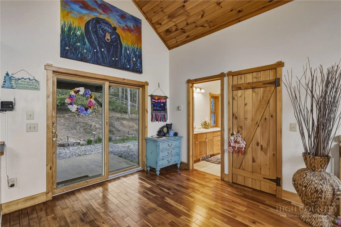 Image number 19 for the current listing