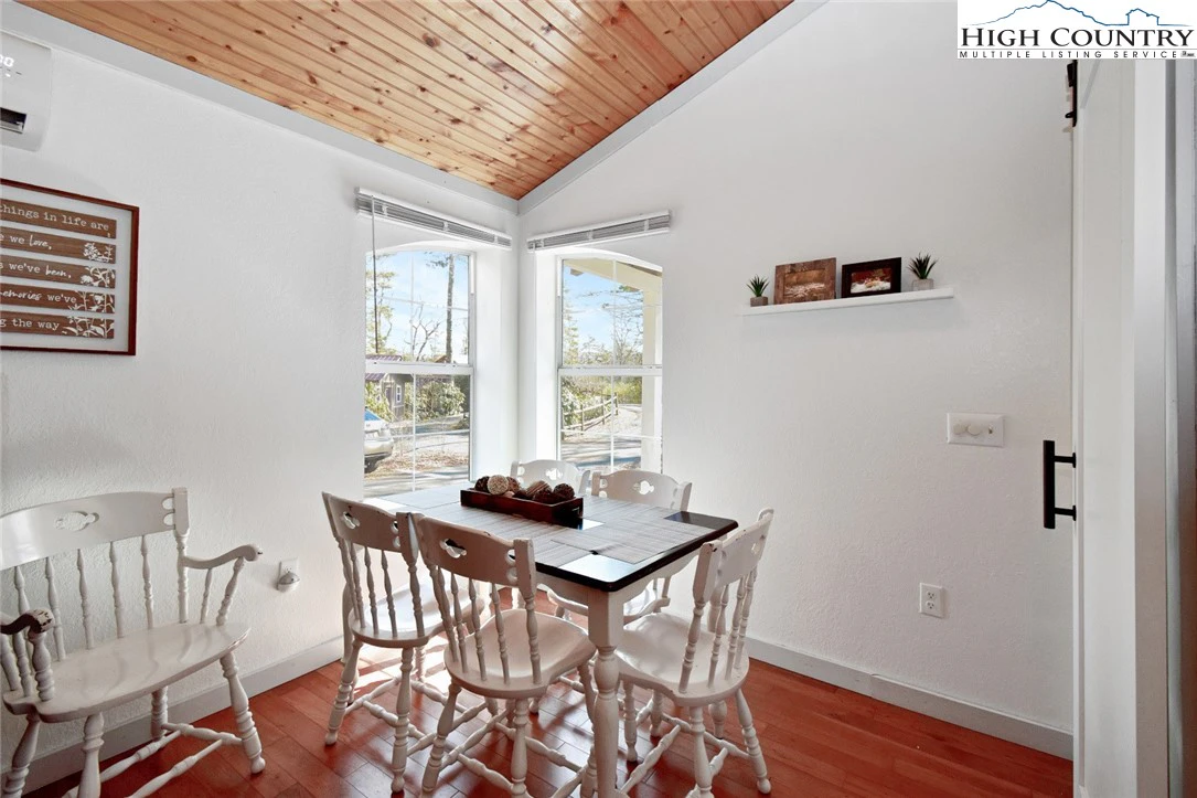 Image number 7 for the current listing