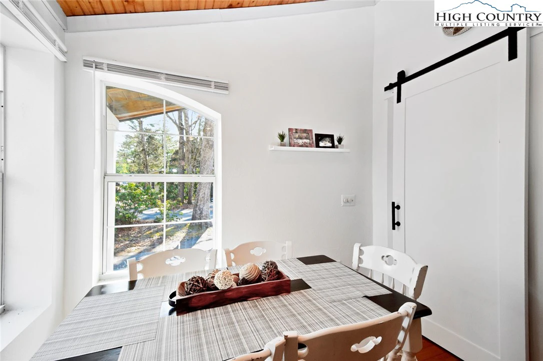 Image number 10 for the current listing
