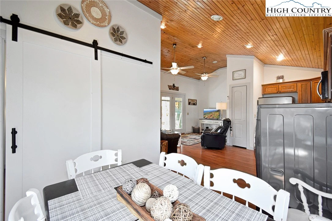 Image number 11 for the current listing