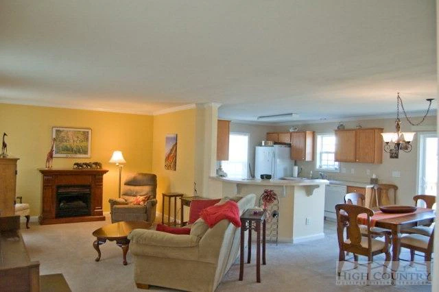 Image number 8 for the current listing