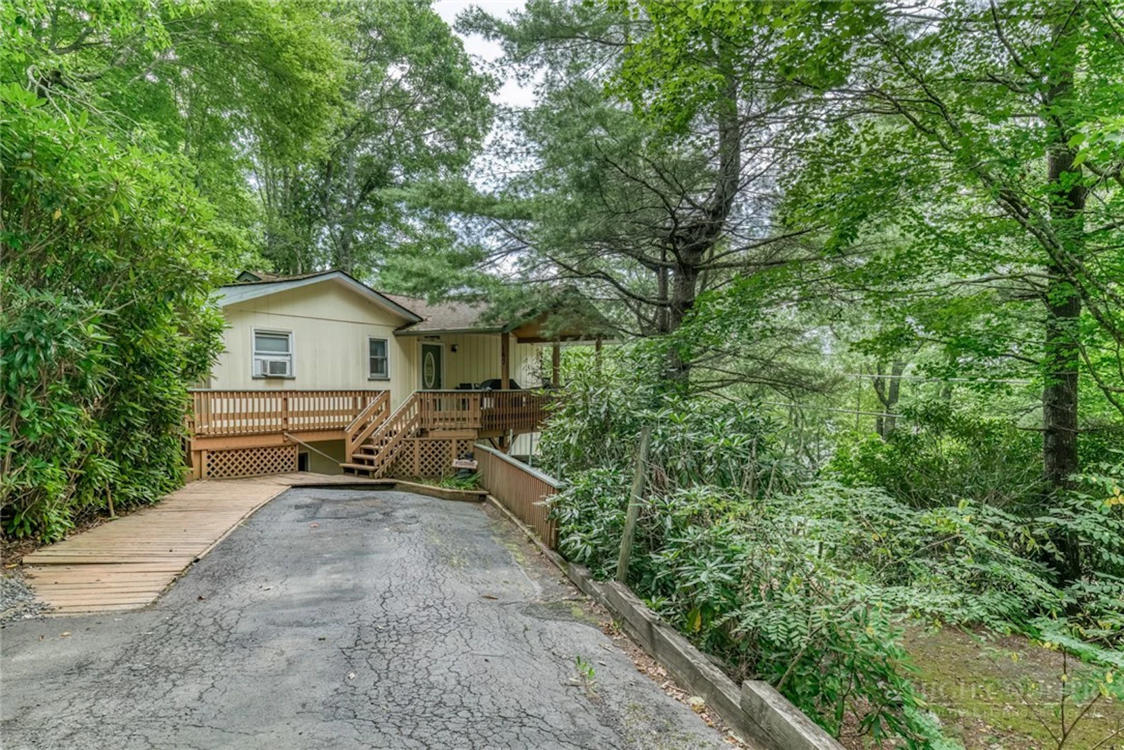 Image number 1 for the current listing