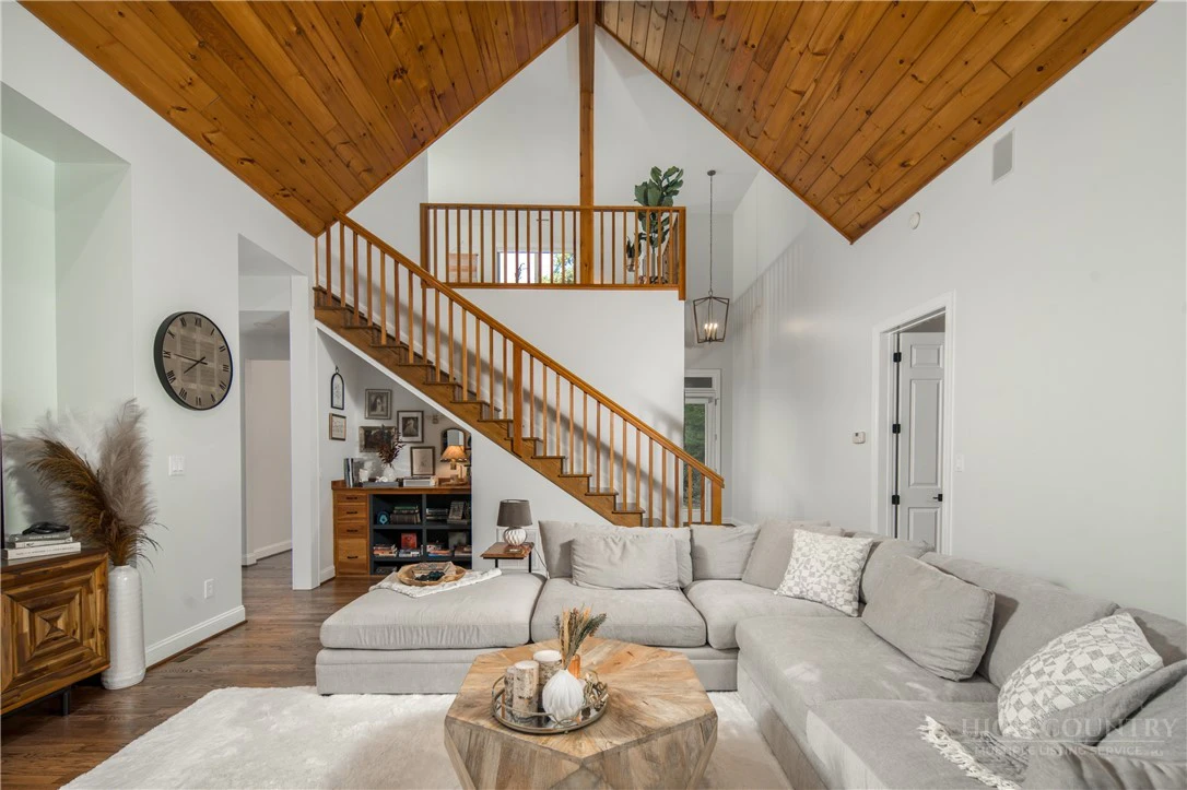 Image number 9 for the current listing