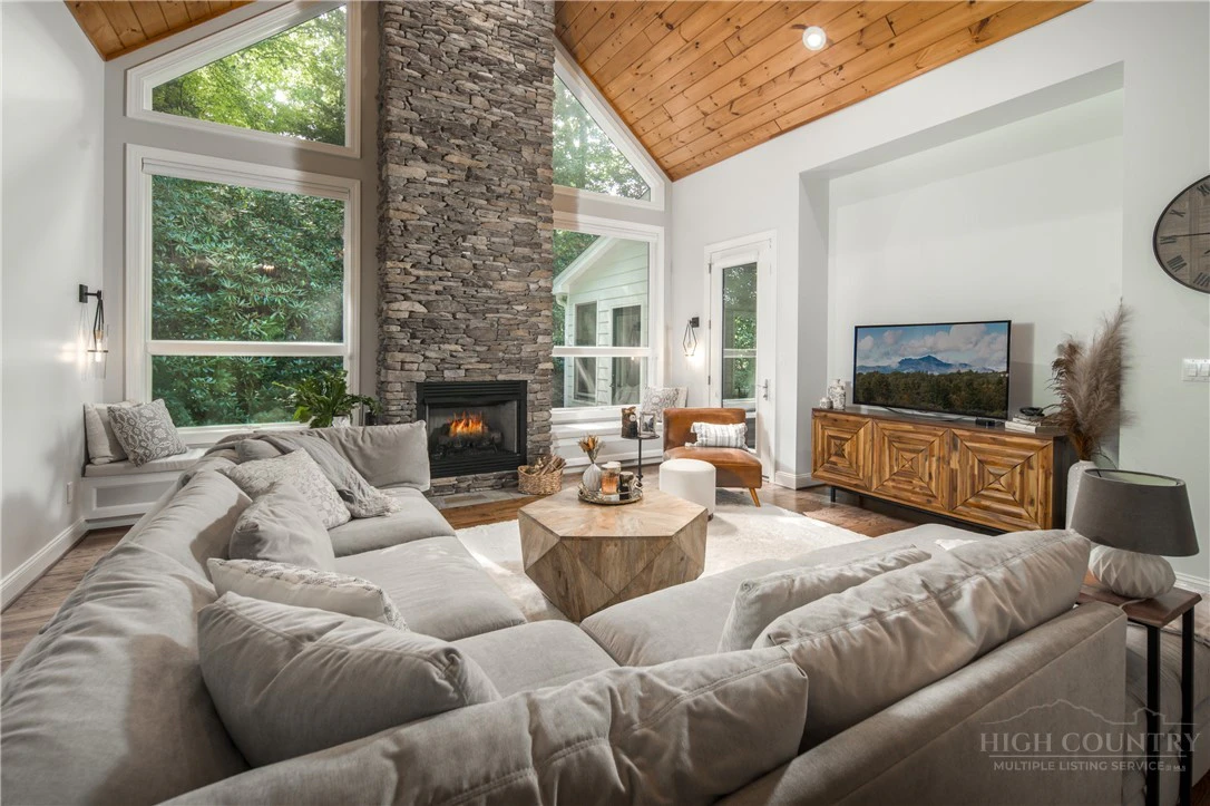 Image number 2 for the current listing