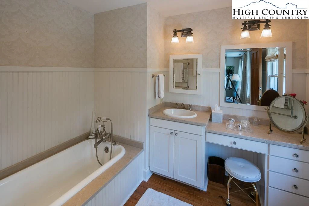 Image number 3 for the current listing