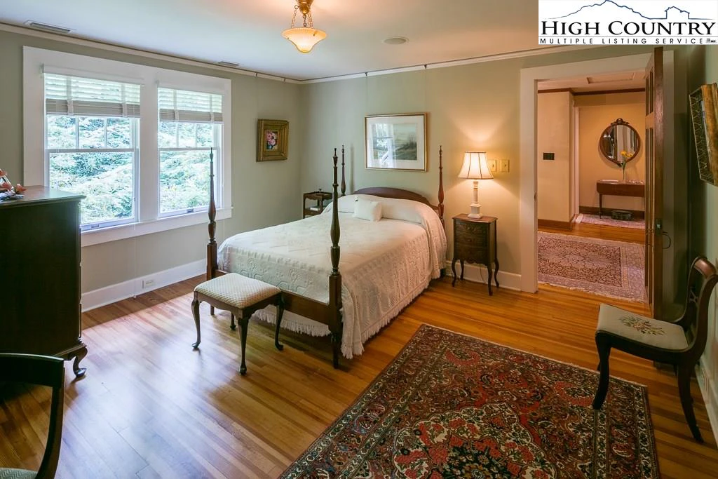 Image number 4 for the current listing