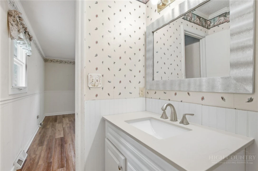 Image number 3 for the current listing