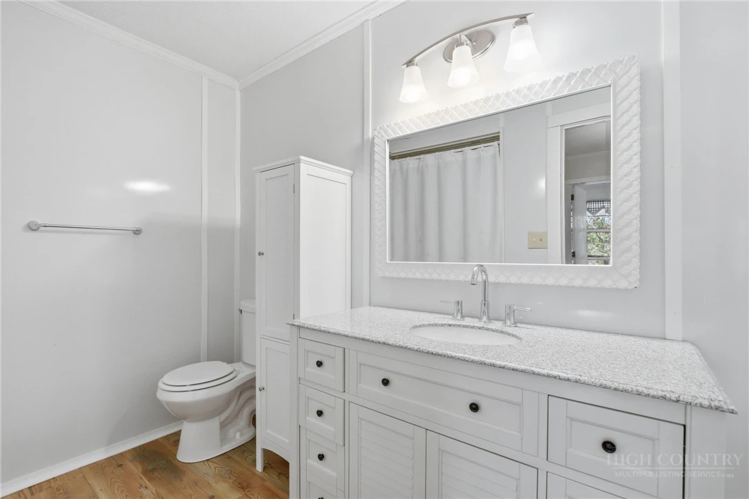 Image number 8 for the current listing