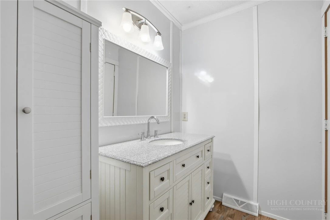 Image number 9 for the current listing