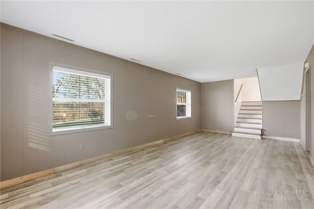 Image number 14 for the current listing