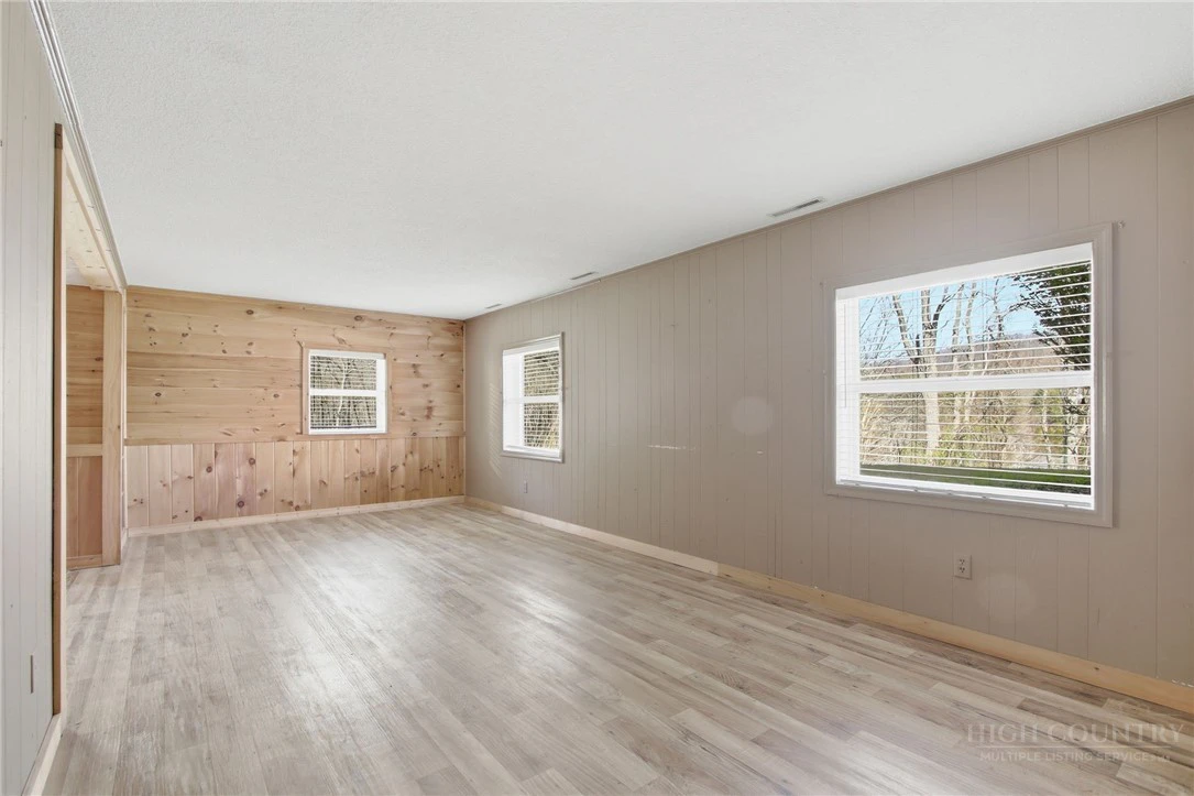 Image number 15 for the current listing