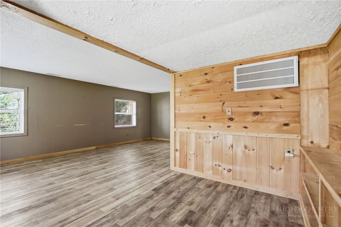 Image number 18 for the current listing