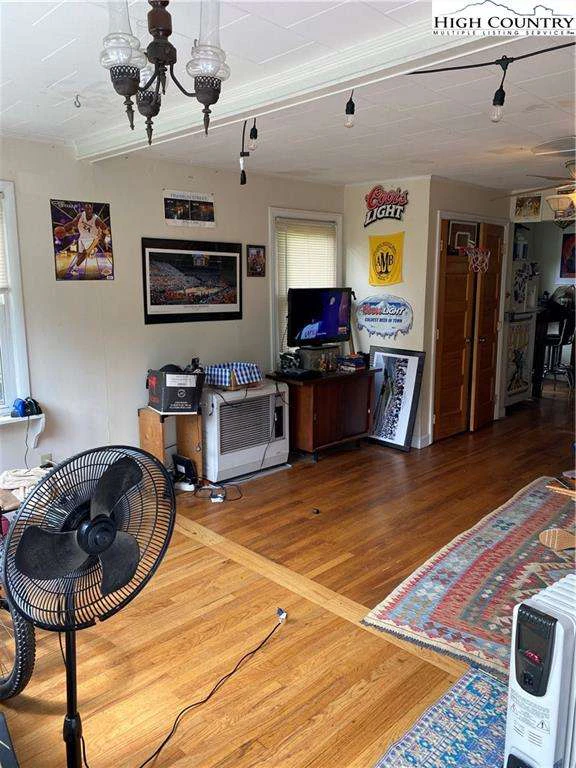 Image number 15 for the current listing