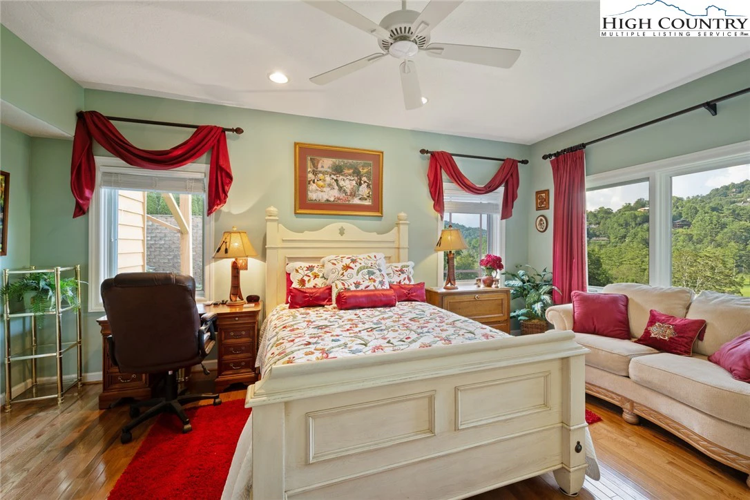 Image number 3 for the current listing
