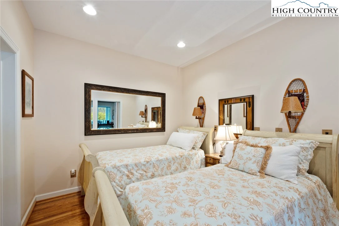 Image number 5 for the current listing