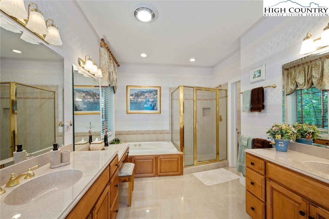 Image number 8 for the current listing