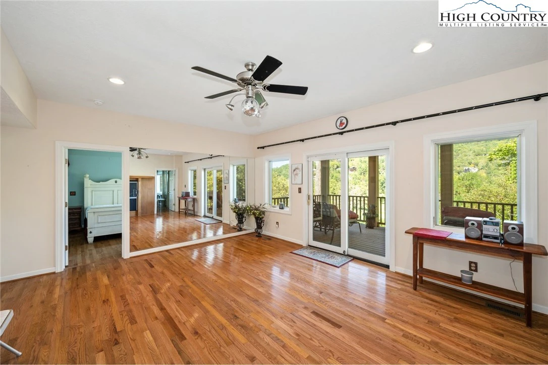 Image number 10 for the current listing