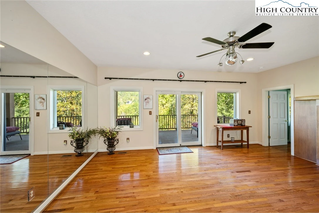 Image number 11 for the current listing