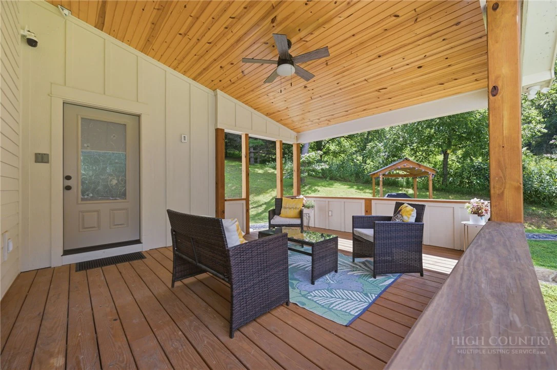Image number 17 for the current listing