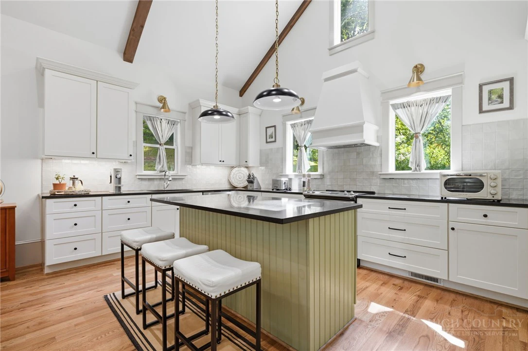 Image number 4 for the current listing