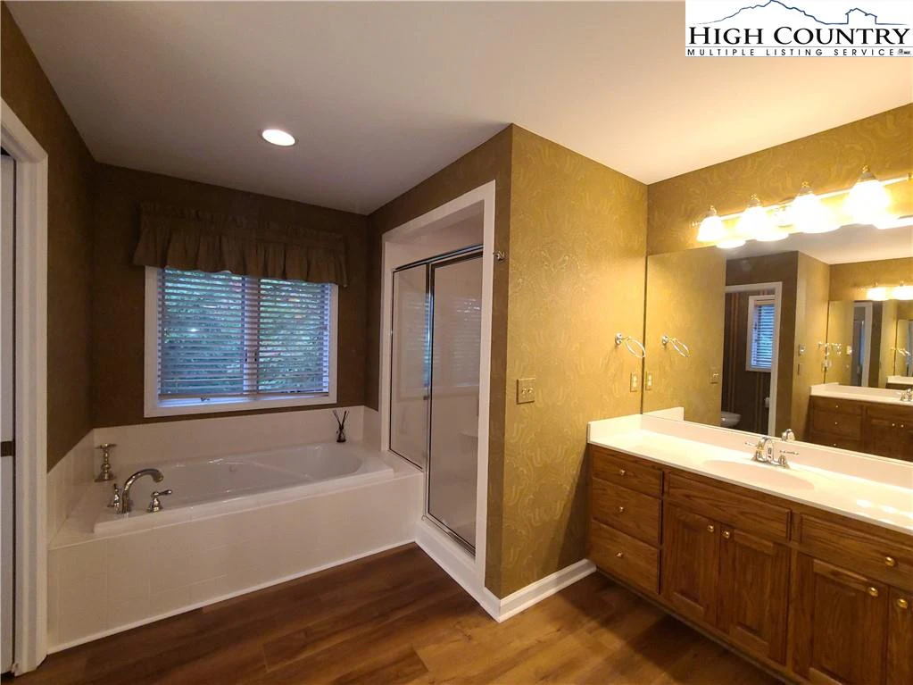Image number 11 for the current listing