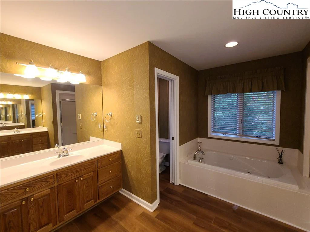 Image number 3 for the current listing