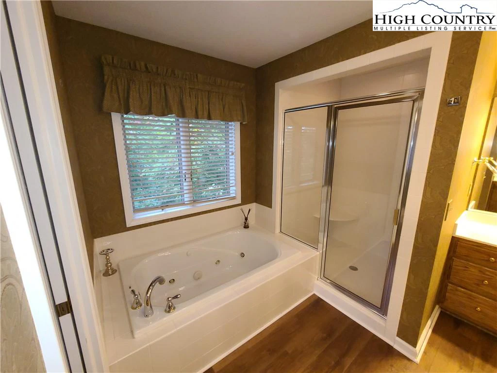 Image number 4 for the current listing