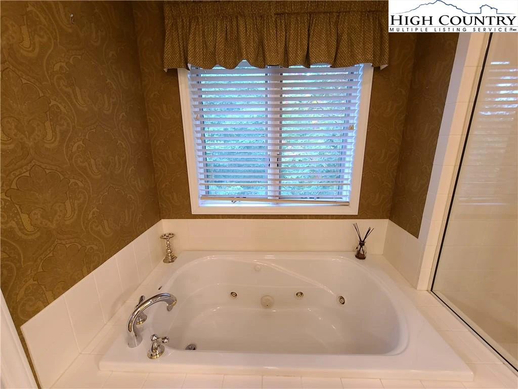 Image number 5 for the current listing