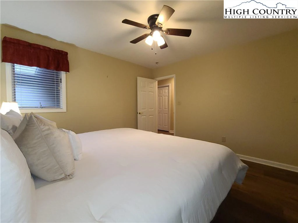 Image number 8 for the current listing