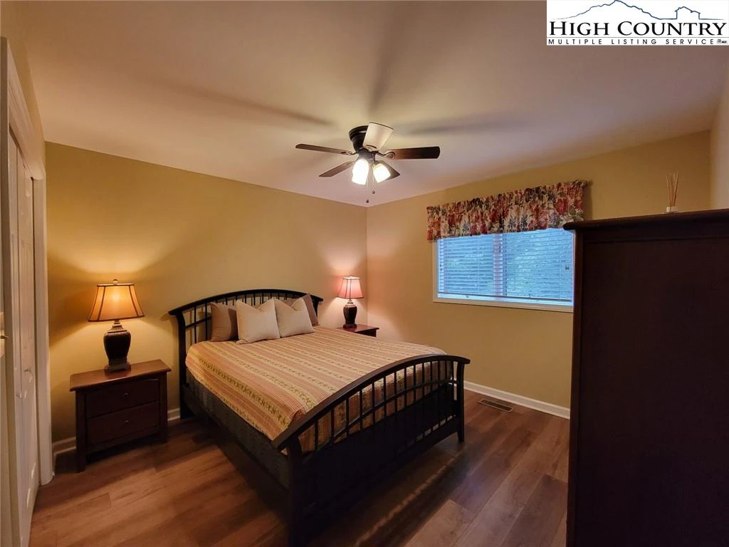 Image number 2 for the current listing