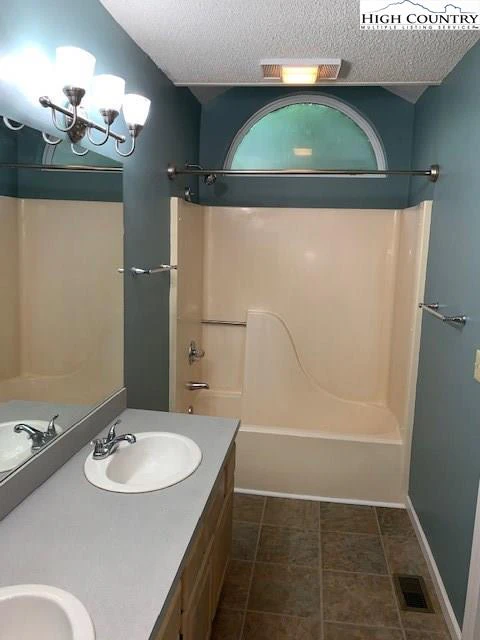 Image number 15 for the current listing
