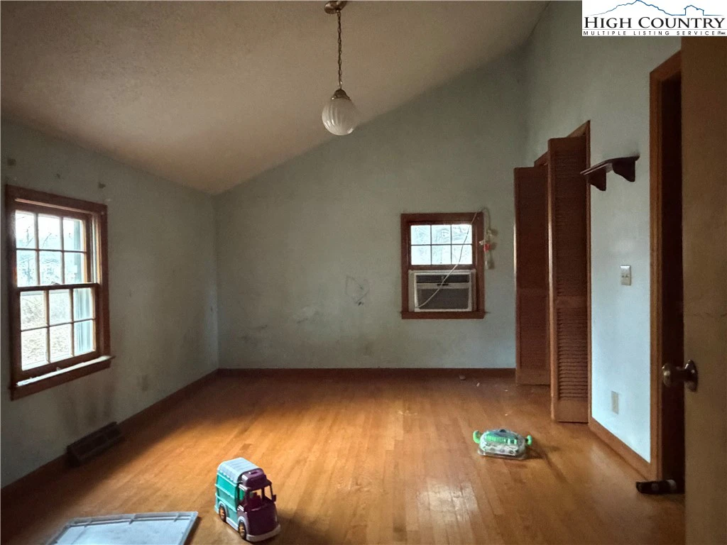 Image number 10 for the current listing