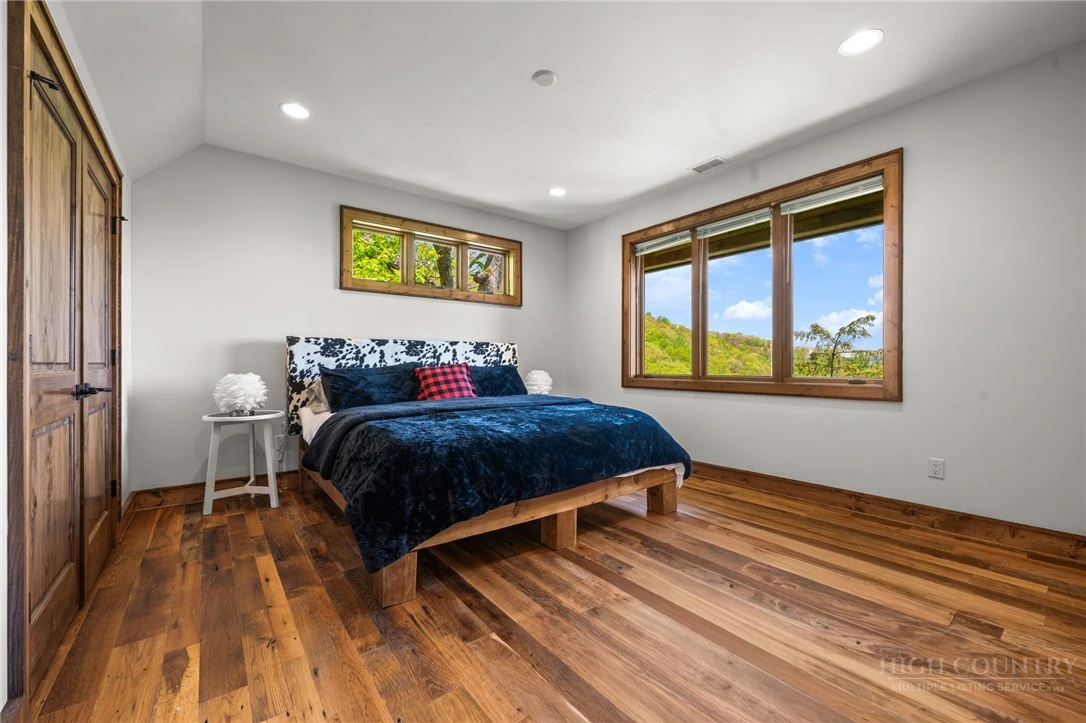 Image number 19 for the current listing