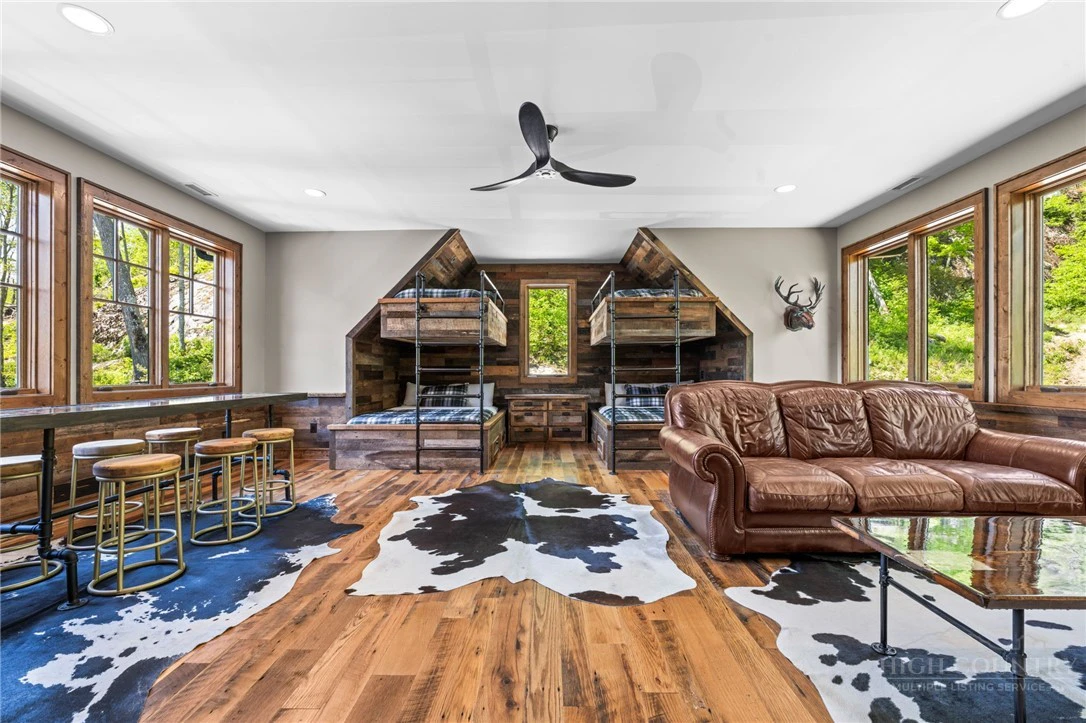 Image number 21 for the current listing